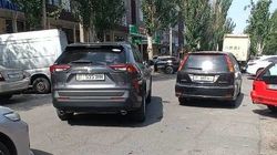 «Хонду» припарковали на проезжей части на Саманчина. Фото