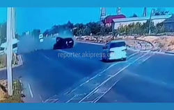 Момент столкновения BMW X5 и микроавтобуса. Видео