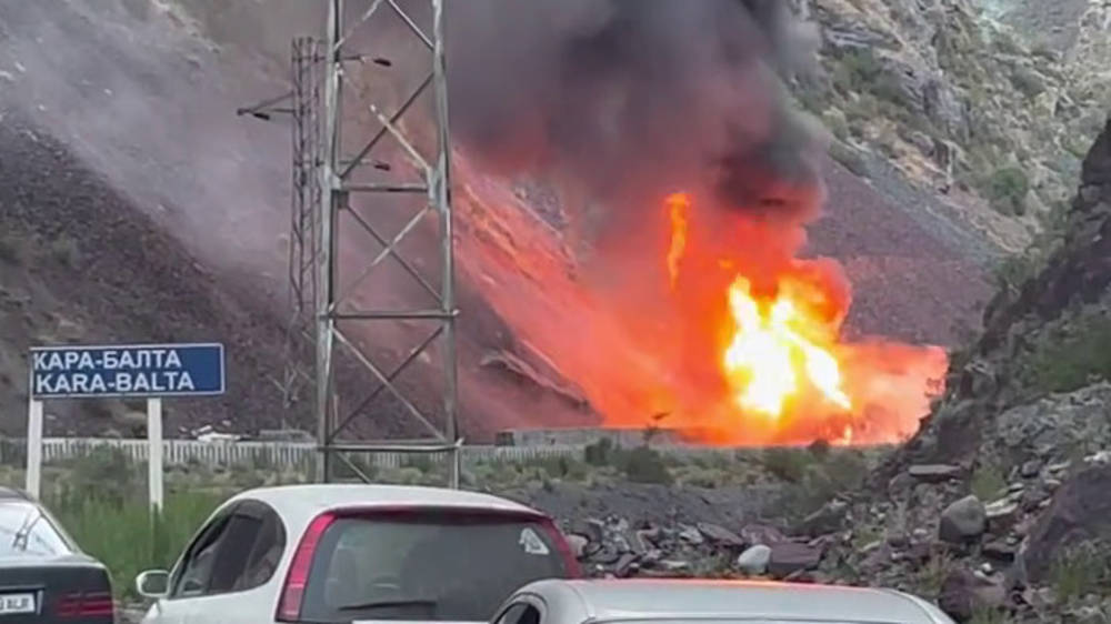 В ущелье Кара-Балта загорелся газовоз. Видео