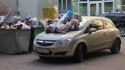 Горожане наказали водителя, который припарковался перед мусоркой. Фото