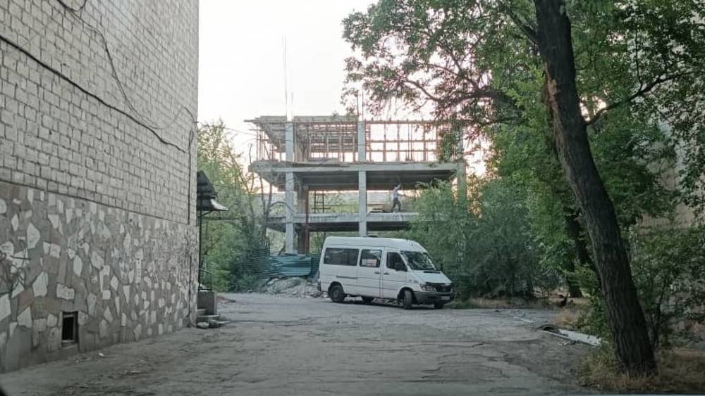 Законно ли между домами на Айтматова идет стройка? Фото горожанина