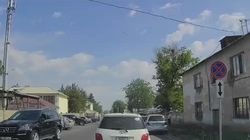 Массовая парковка в неположенном месте напротив Первомайского РУВД. Видео
