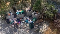 Житель Ленинского района жалуется на мусор. Фото