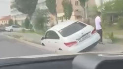 На Малдыбаева машина залетела в арык. Видео