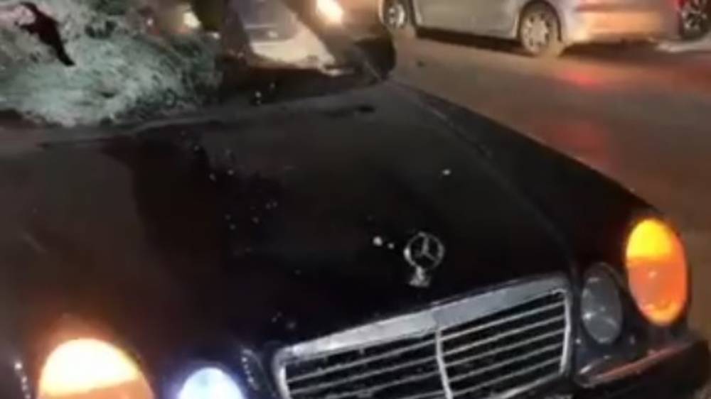 В Маевке «Мерседес» сбил трех пешеходов. Видео с места аварии