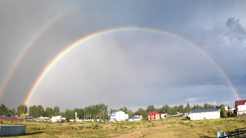 Небо Кыргызстана разукрасила радуга. Фото, видео