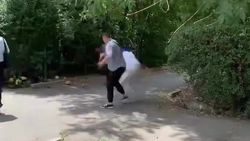 Ударил камнем и начал душить. Видео жестокого избиения в Бишкеке