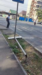 На Элебаева-Горького лежит сломанный дорожный знак на земле. Ответ мэрии