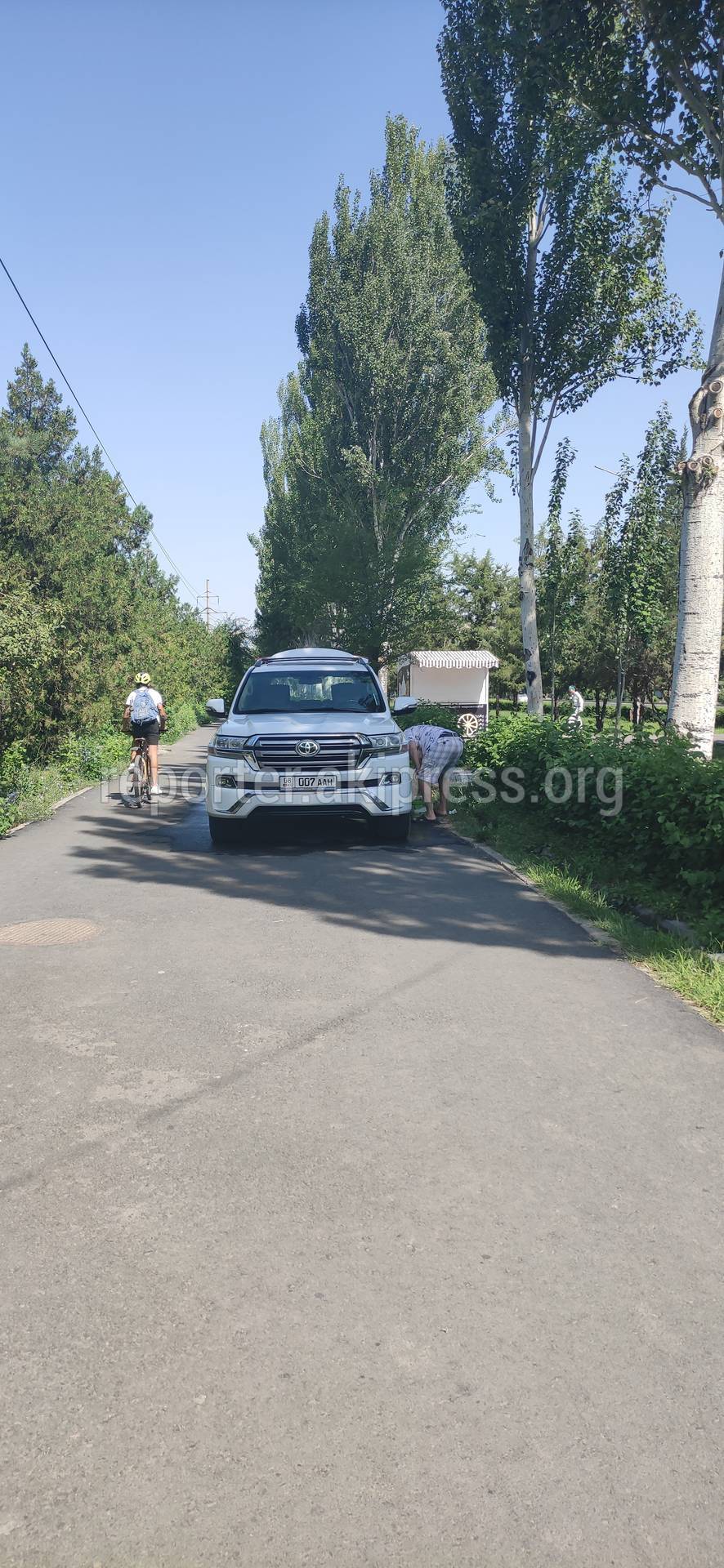 Водитель Lexus GX 470 заехал на тротуар в парке «Асанбай», чтобы помыть  машину. Видео