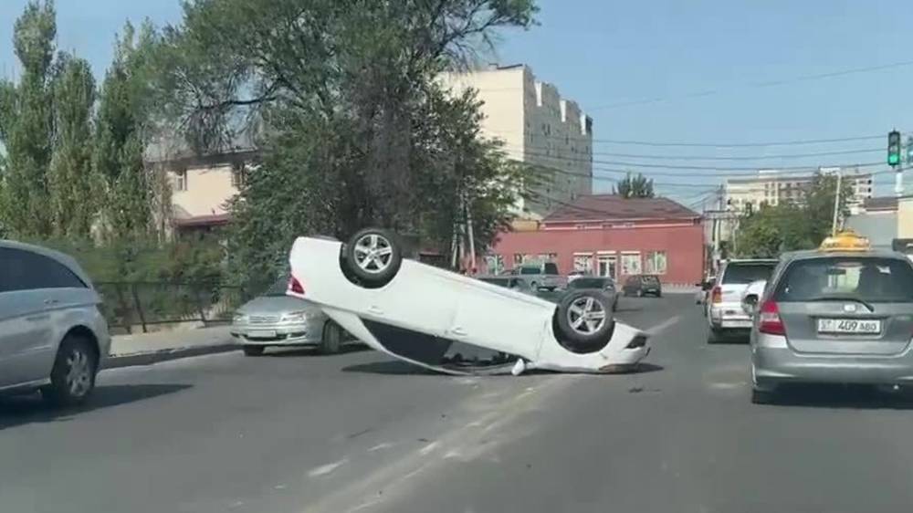 На Салиевой перевернулся автомобиль. Видео с места ДТП