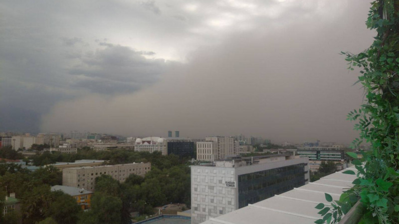 Пыльная буря в Алматы