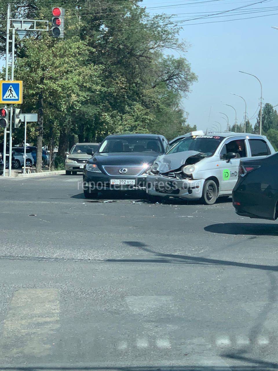 На Ахунбаева столкнулись две машины. Фото