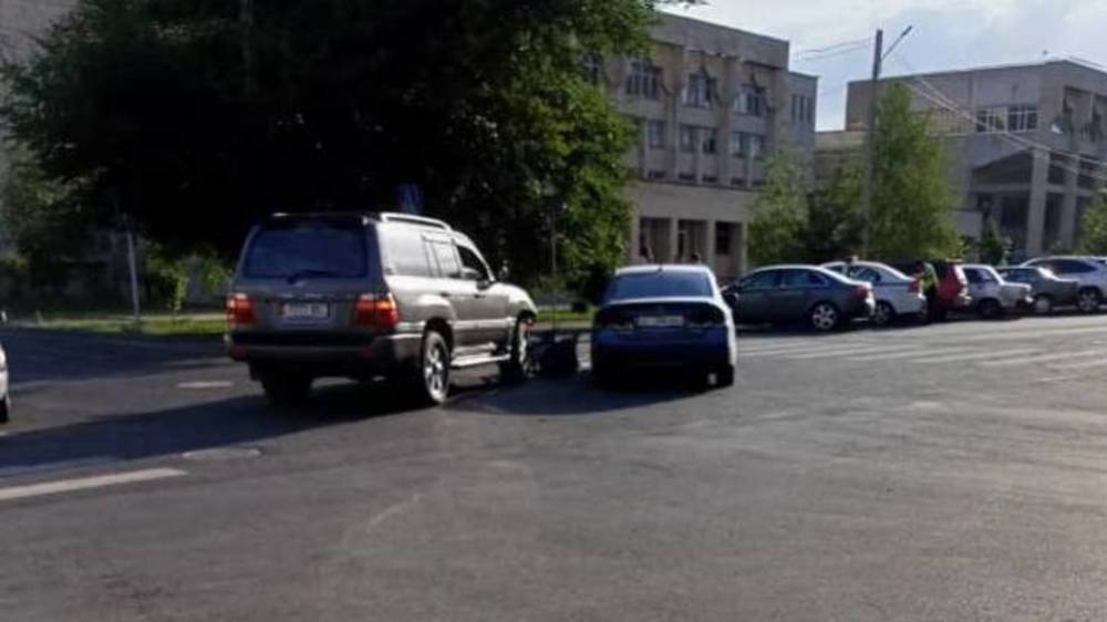 На Джаманбаева столкнулись две машины. Фото