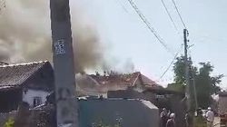 В Рабочем городке горят 3 дома. Видео очевидцев