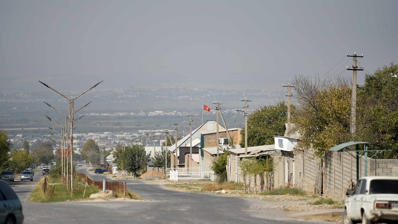 Fight on Kyrgyz-Tajik border: Kyrgyzstanis beaten, car of Kok-Tash rural police station officer broken - Vimarsana News