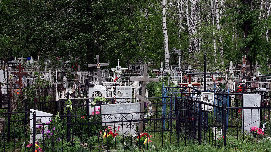 Как найти похороненного на кладбище