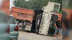 ДТП в Лебединовке: Перевернулся КамАЗ с щебнем. Видео с места аварии