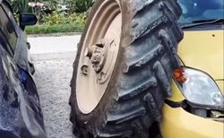 У трактора оторвалось колесо, оно покатилось и повредило две автомашины. Видео