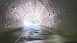 Один из первых проездов по новому тоннелю в ущелье Чычкан на автодороге Бишкек—Ош. Видео
