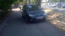 «Форд» второй день припаркован на тротуаре по Льва Толстого. Фото