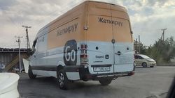 Бус «Яндекс Go» вывалил кучу строймусора в Кок-Жаре и уехал. Фото горожанки
