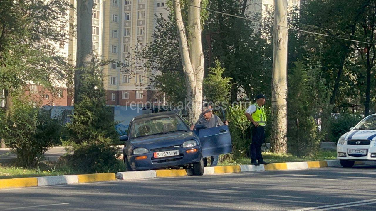 Машина слетела с дороги на проспекте Чынгыза Айтматова