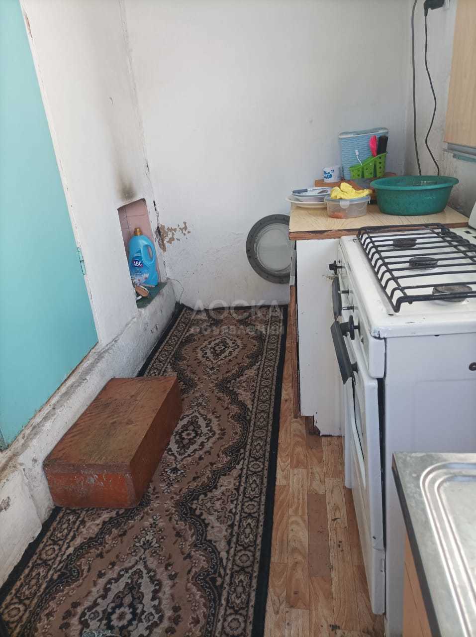 Продаю дом 6-ком. 200кв. м., этаж-2, 5-сот., стена кирпич, ж/м Бакай Ата.
