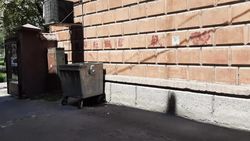 «Тазалык» вывез мусор во дворе дома на бульваре Эркиндик. Фото мэрии