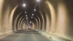 В тоннеле Төө-Ашуу асфальтируют дорогу. Как он выглядит?