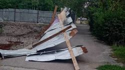 В 12 мкр забор стройки упал на тротуар. Фото