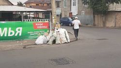 Мешки с мусором вдоль дороги по Джамгерчинова. Фото
