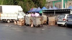 Мусорки возле Ошского рынка заполнены. Фото