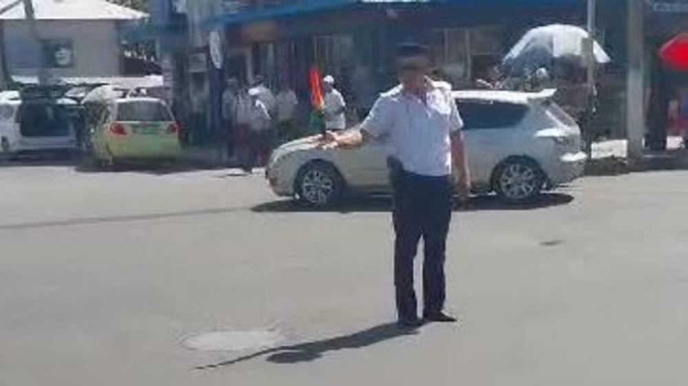Сотрудники УОБДД города Ош регулируют движение. Видео