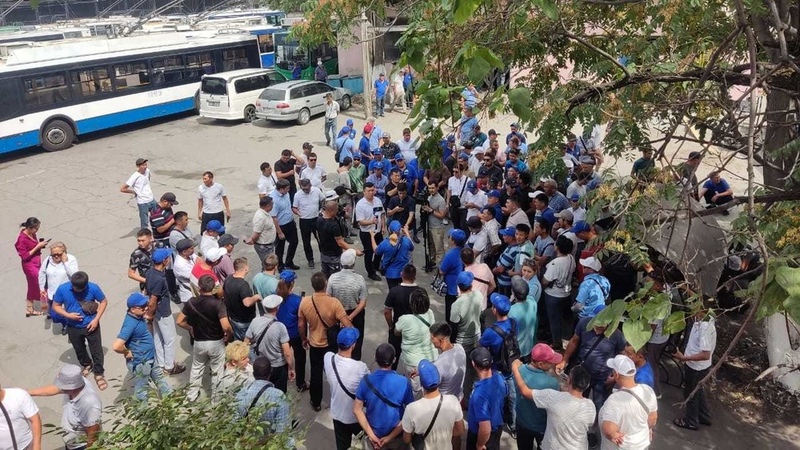 Bishkek trolleybus drivers stage strike demanding to raise salaries to 70,000 soms - Vimarsana News