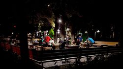 «Город интеллектуалов». Бишкекчане играют в шахматы на бульваре Эркиндик в полвторого ночи
