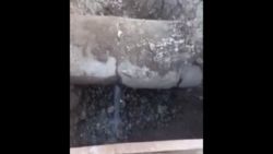 На Бакаева-Сухомлинова из ремонтируемой водопроводной трубы течет вода