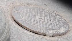 На Абдраева—Кайназаровой канализационный люк создает аварийную ситуацию на дороге