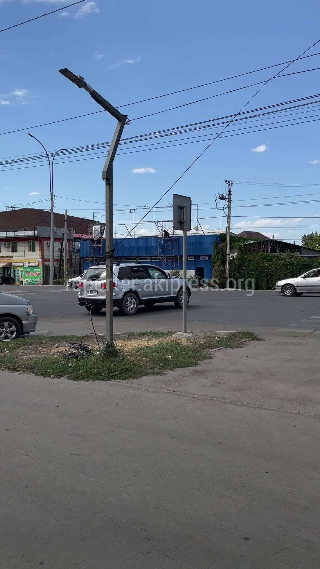 На Дэн Сяопина свисает провод. Видео горожанина