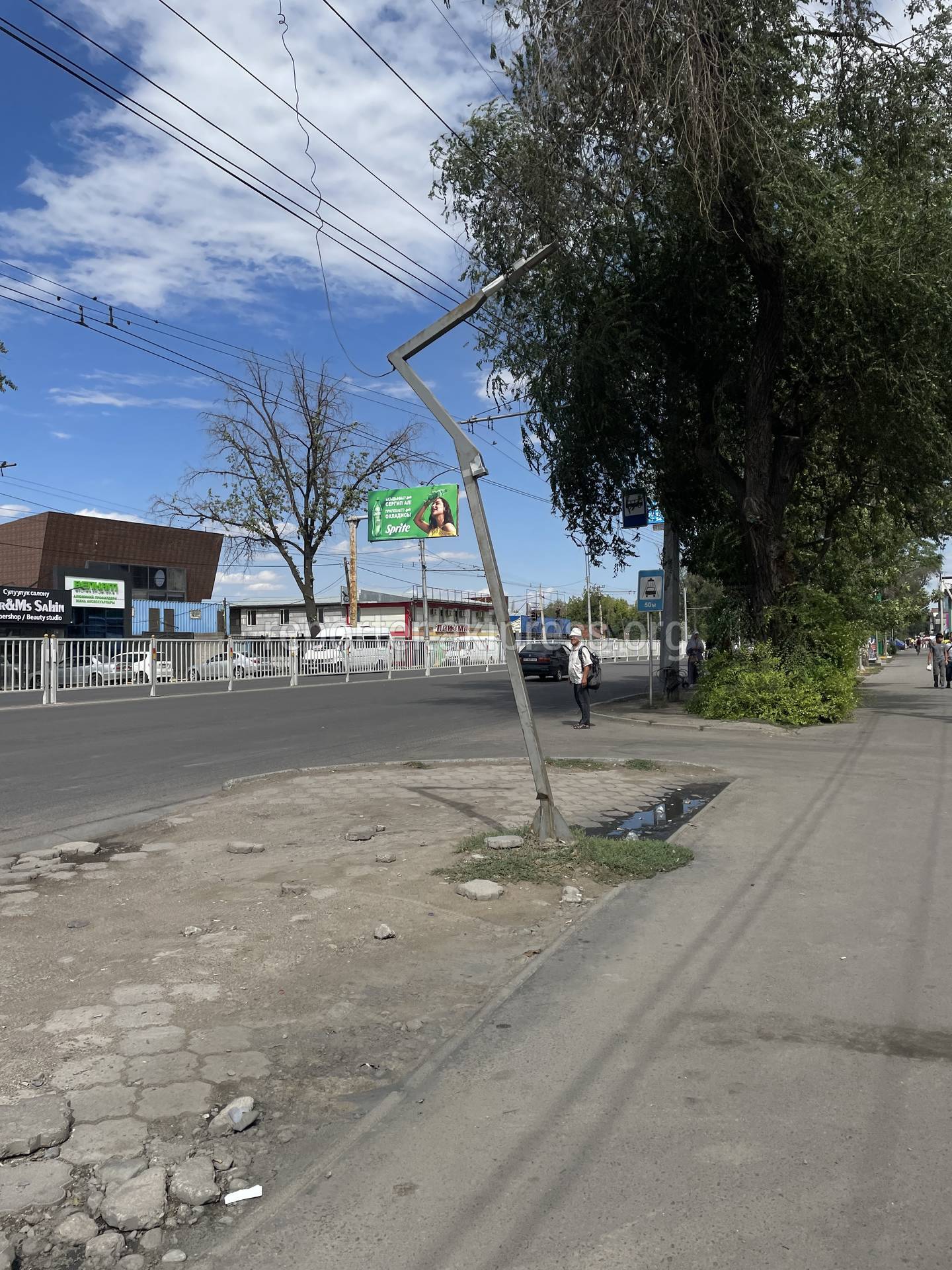 На Дэн Сяопина накренился фонарный столб. Фото