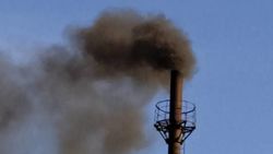 Черный дым из трубы в Аламедине-1. Фото