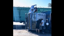 В Бишкеке КамАЗ с углем попал под поезд. Видео с места ДТП