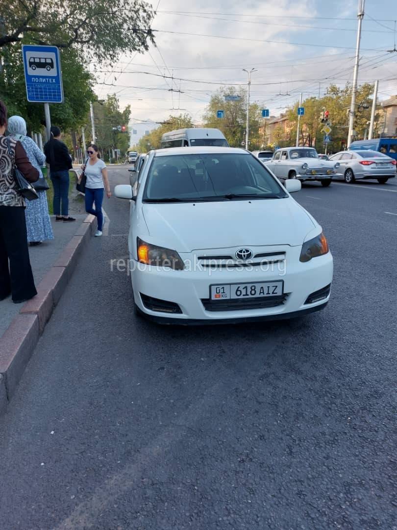 Тойота» стоит на остановке, включив аварийку. Фото горожанина