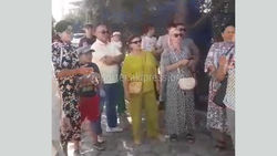 Видео — Перед зданием госадминистрации Аламединского района выступили жители по вопросам трансформации земли в контуре №172