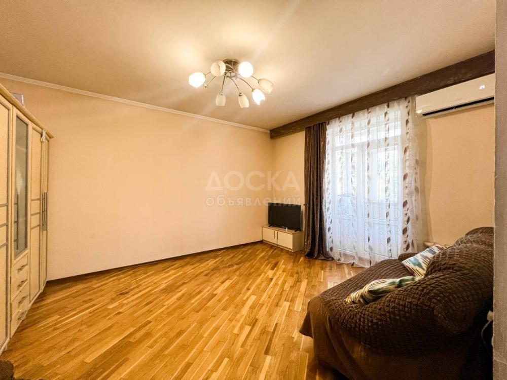 Продаю 3-комнатную квартиру, 70кв. м., этаж - 3/3, Токтогула пер. К.Акиева.