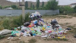Житель Булан-Сөгөттү жалуется на мусор. Фото
