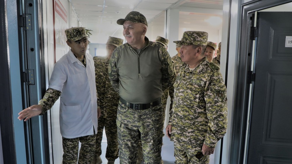 Министр обороны Кыргызстана показал министру обороны Казахстана ...