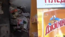 Туалет на территории пансионата «Золотые пески» завален мусором. Видео