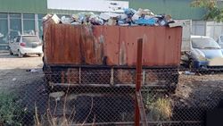 Огромный мусорный контейнер на рынке Кудайберди в Оше заполнен. Фото