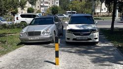 На улице Токомбаева машины припарковались на тротуаре