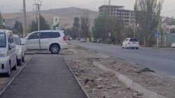 На улице Садырбаева машины едут по тротуару, - очевидец